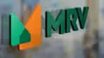 A MRV&amp;Co (MRVE3) obteve prejuízo de R$ 838 milhões no segundo trimestre de 2025 após a saída da Band-Aid na Resia; a operação no Brasil apresentou lucro