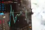 Ibovespa sobe com balanços e Lula; dólar cai